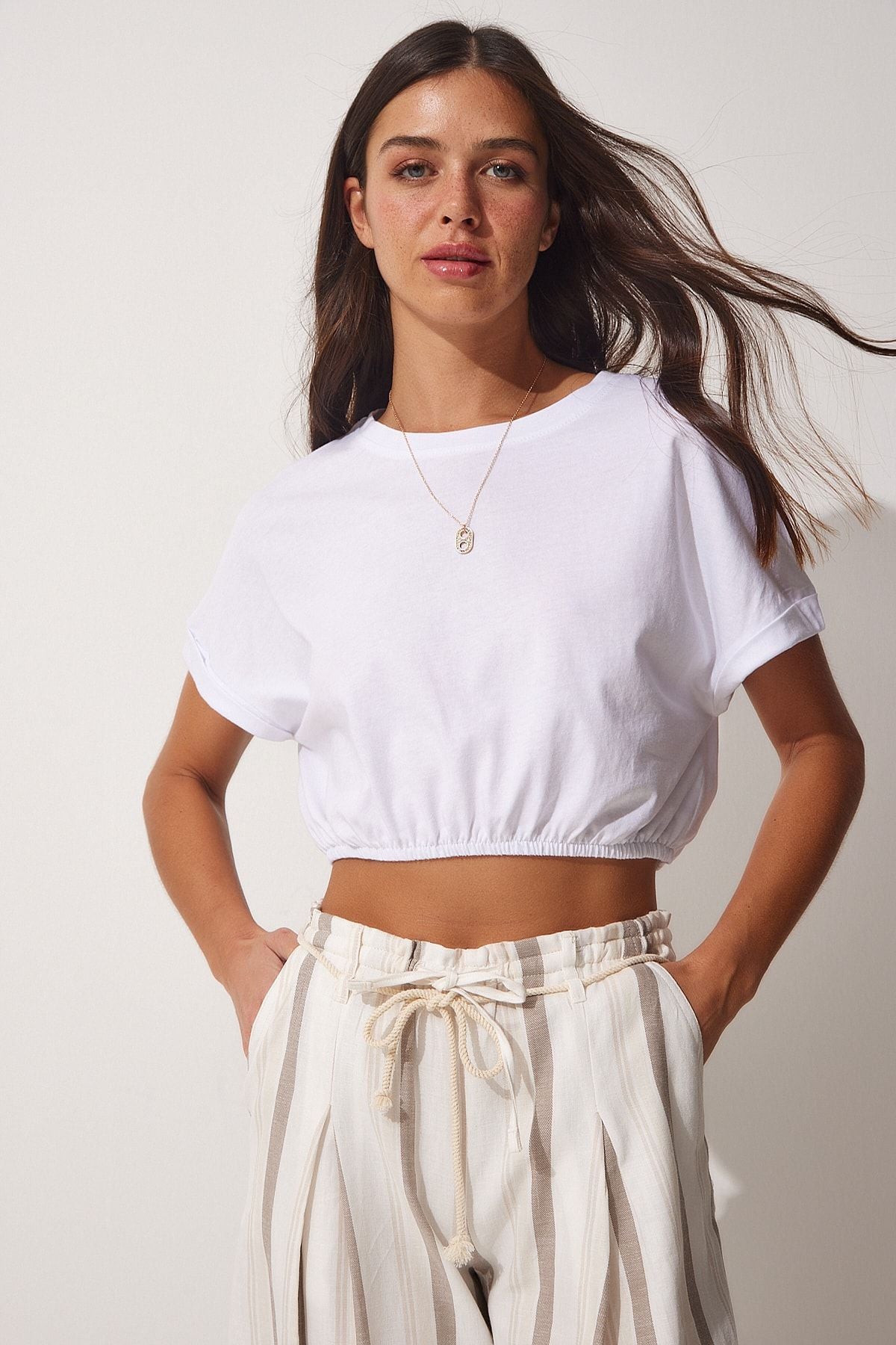 Woman White Waist Elastic Crop T-Shirt UB00083
