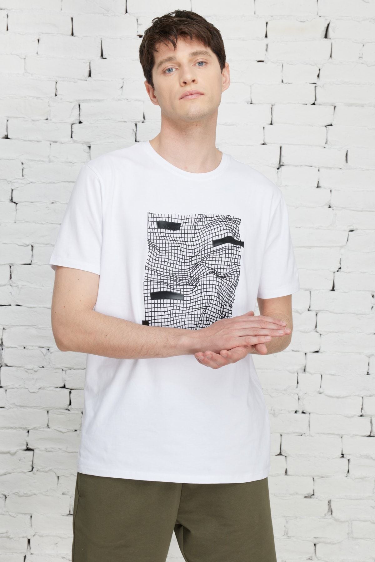Men's white slim fit narrow cut bike bike collar cotton printed t -shirt