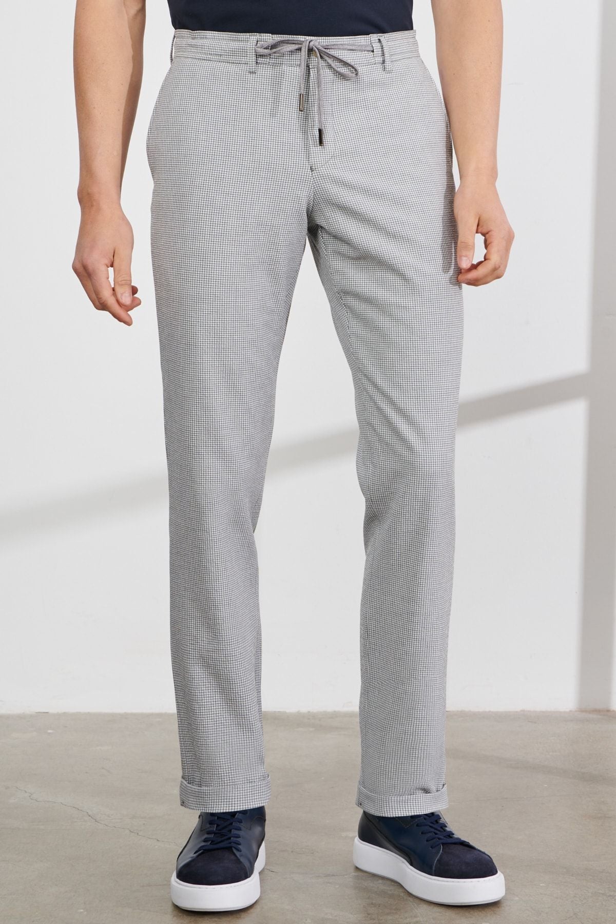 Men's gray slim fit narrow cutting mono collar wafer patterned suit suits