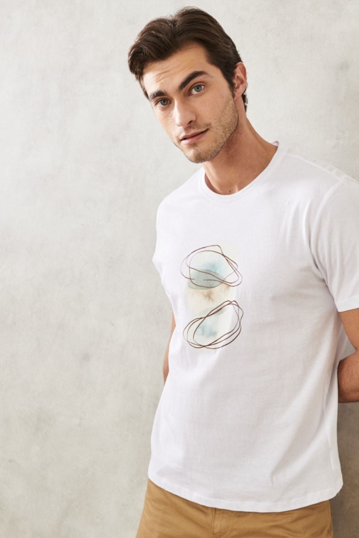Men's white slim fit narrow cut 100 %cotton bike collar printed T -shirt