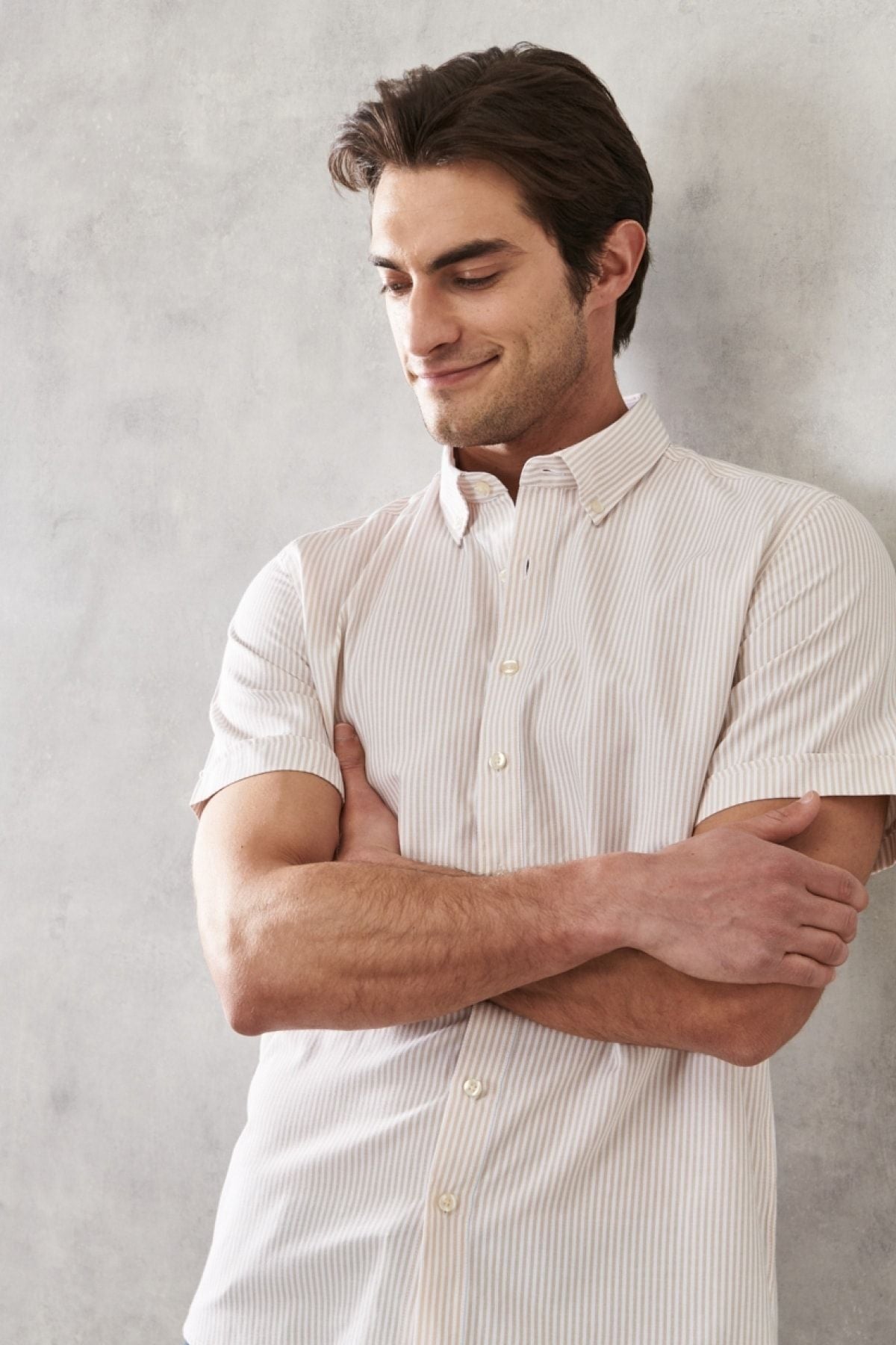 Men's white-bej slim fit narrow cut buttoned shirt with buttoned button