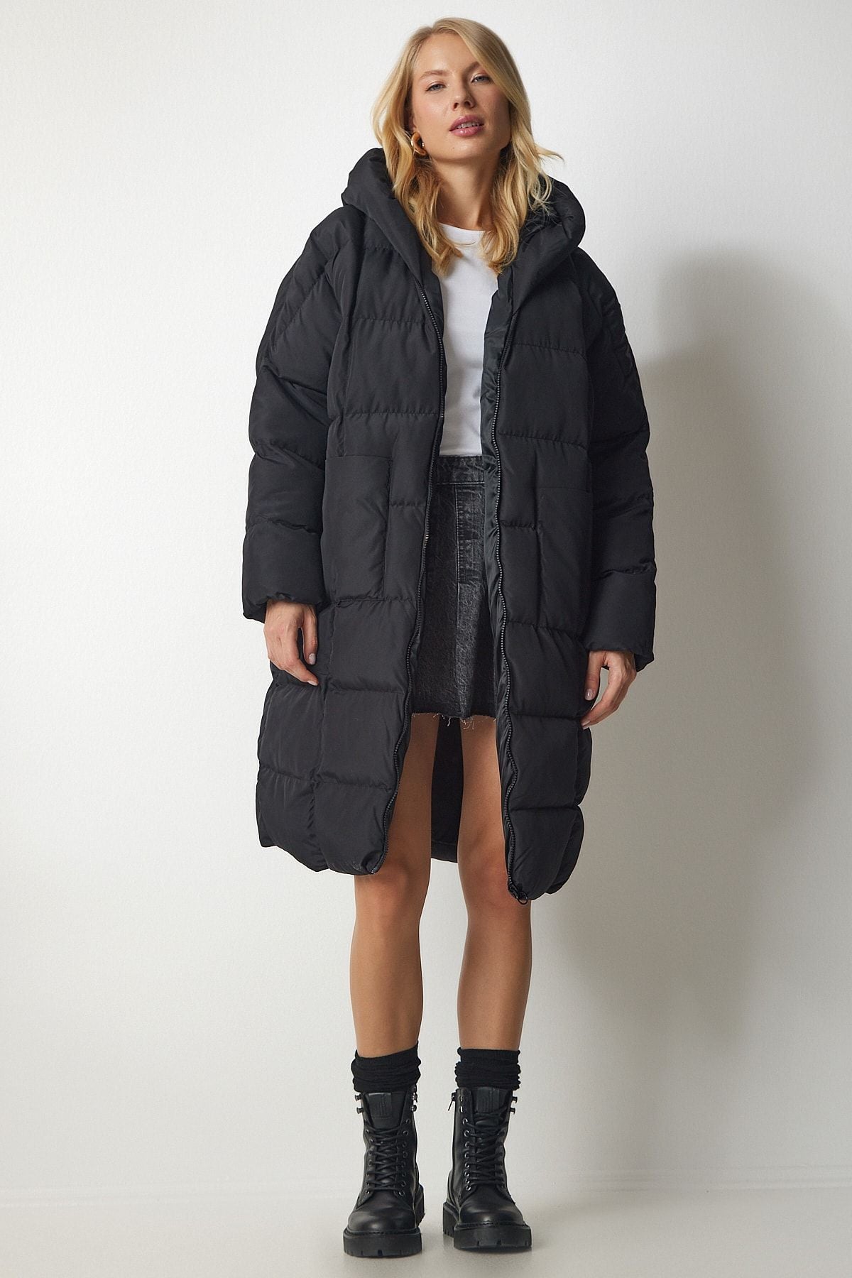 Woman black hooded oversiz swelling coat HK00027