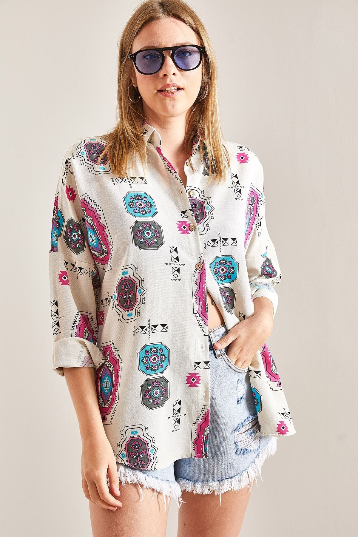 Woman Arm Folding Patterned Flax Shirt