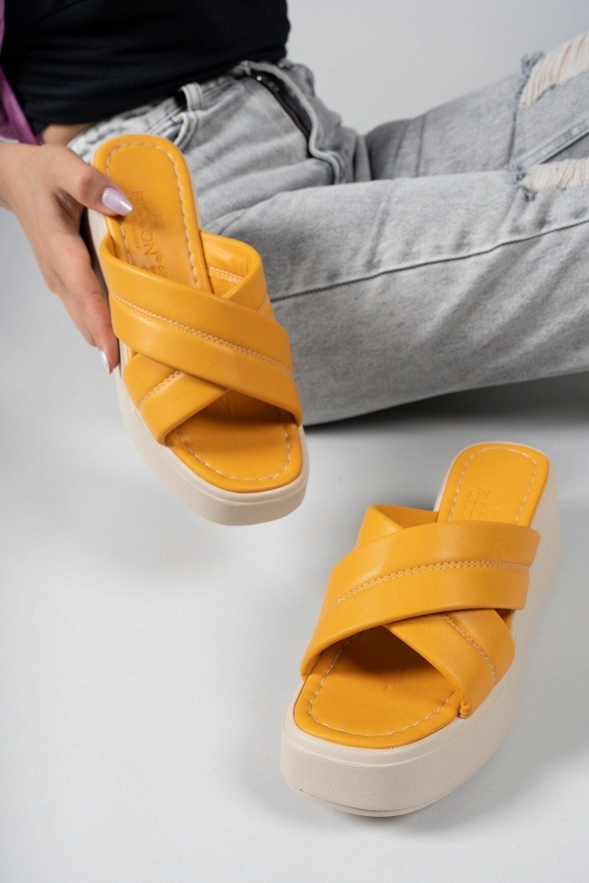 Mustard yellow woman high heeled slippers 00121808