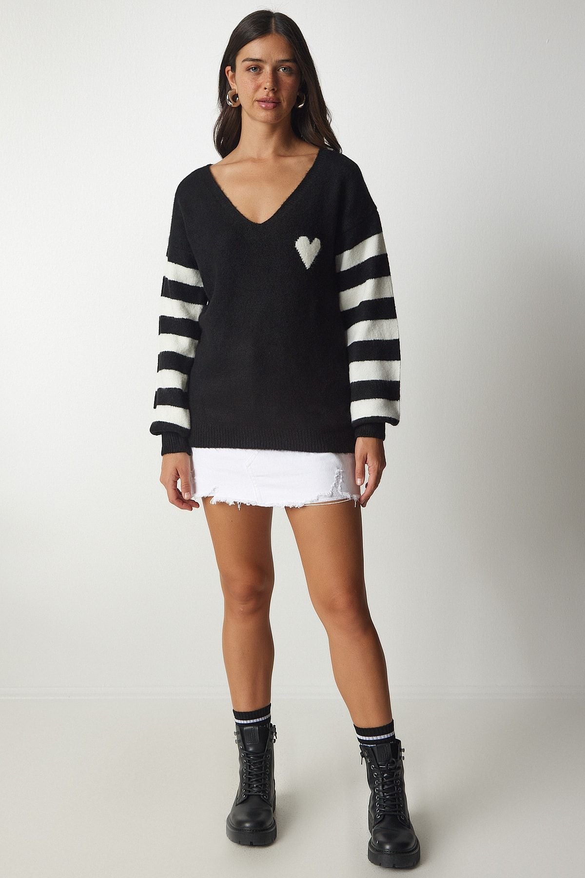 Women's black and white block colored V -neck knitwear sweater ki00092