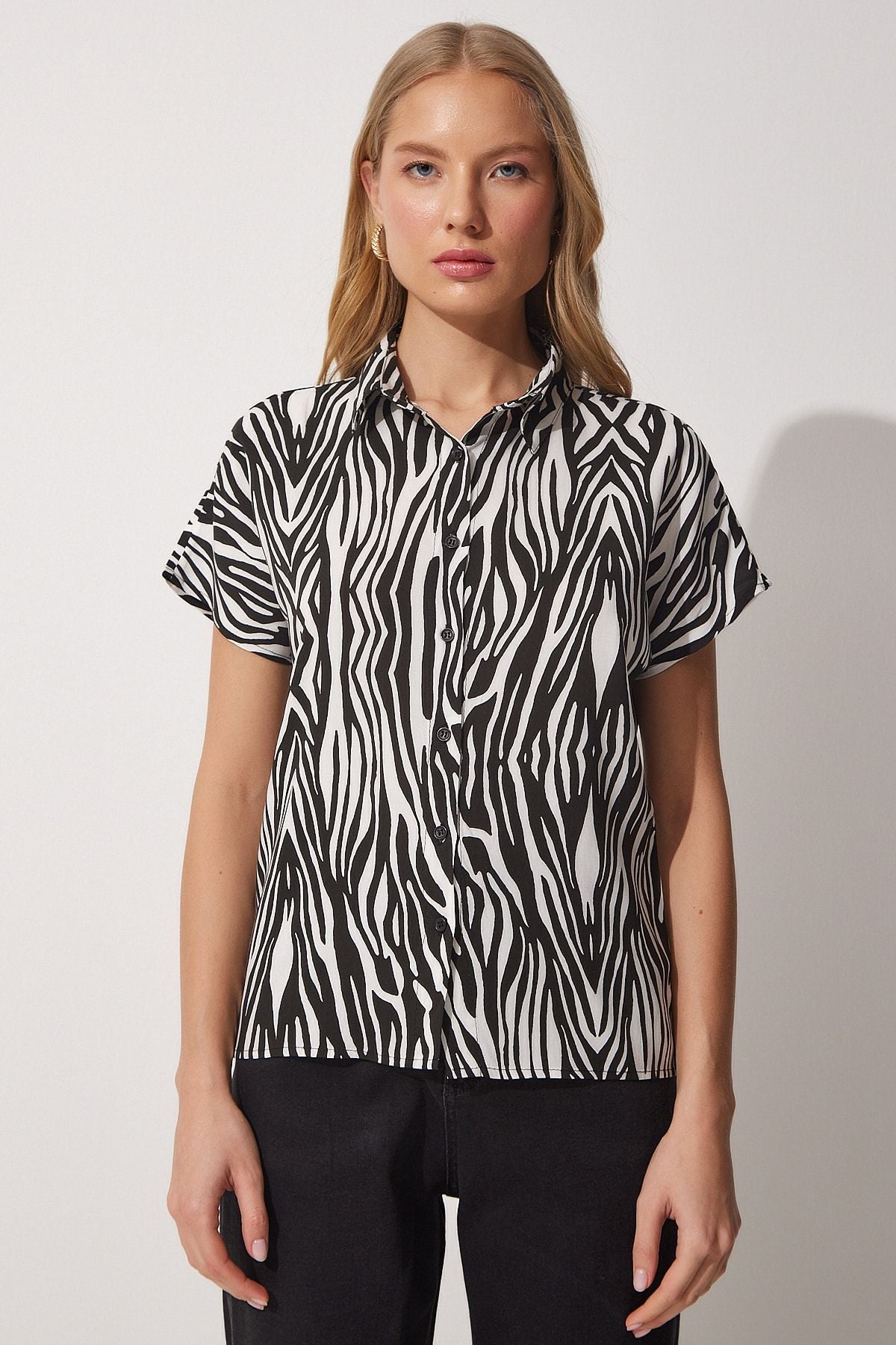Female Black White Flower Patterned Short Sleeve viscose shirt BH00408