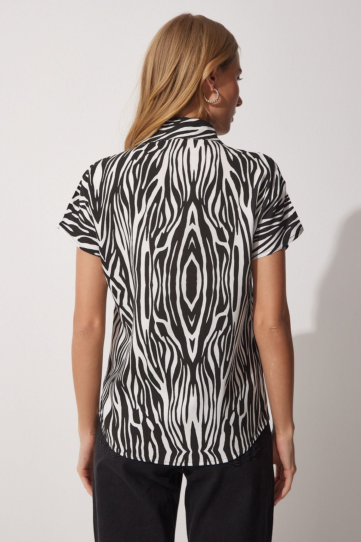 Female Black White Flower Patterned Short Sleeve viscose shirt BH00408