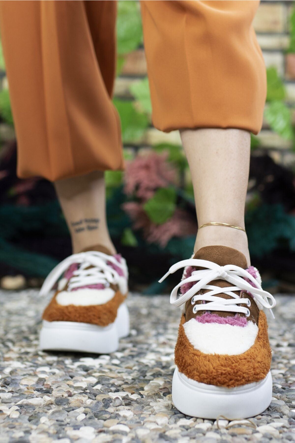 Woman Brown Hair Sneaker 0012106