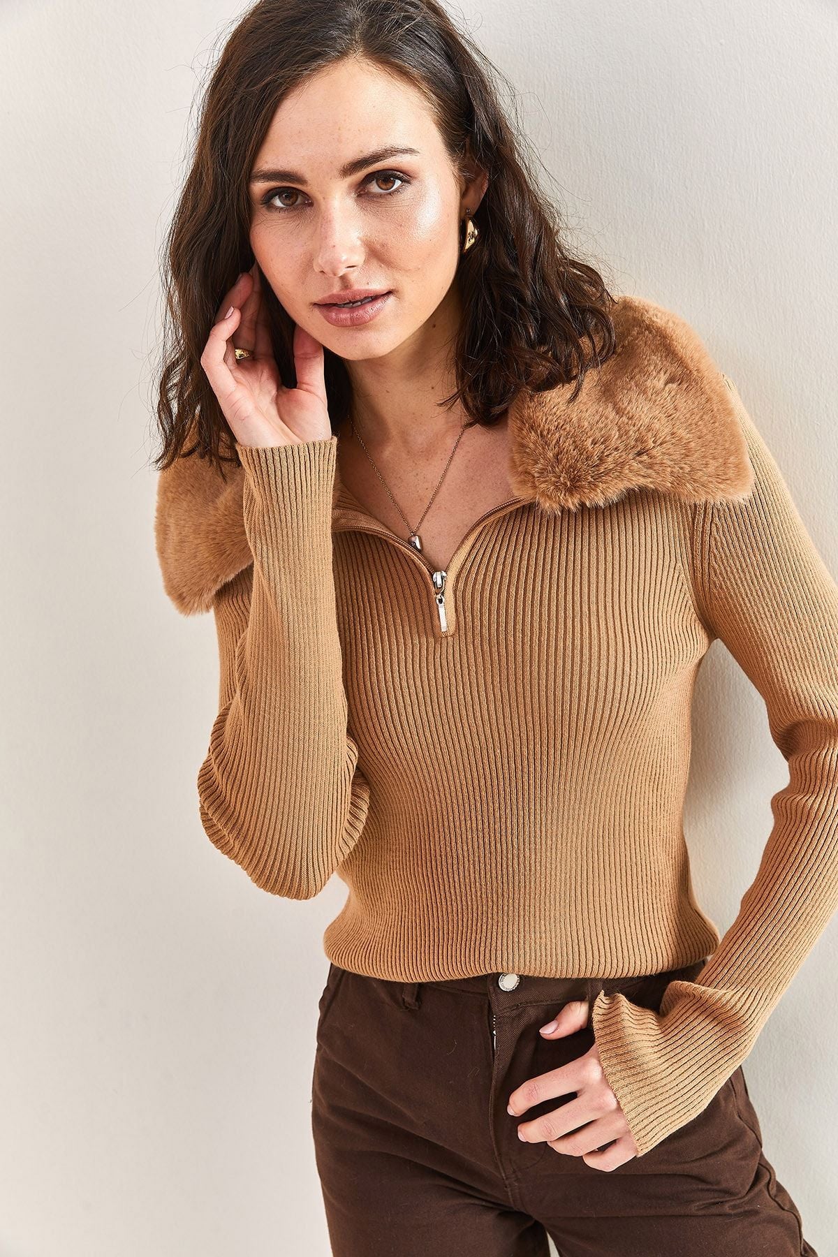 Brown female knitwear sweater with furry zipper with furry mw5729