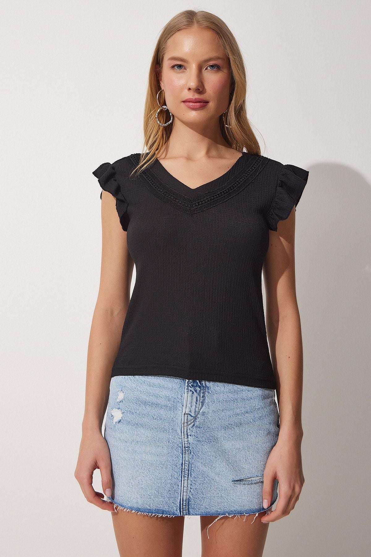 Female black guipurized flywheel V -neck knit blouse DD01184