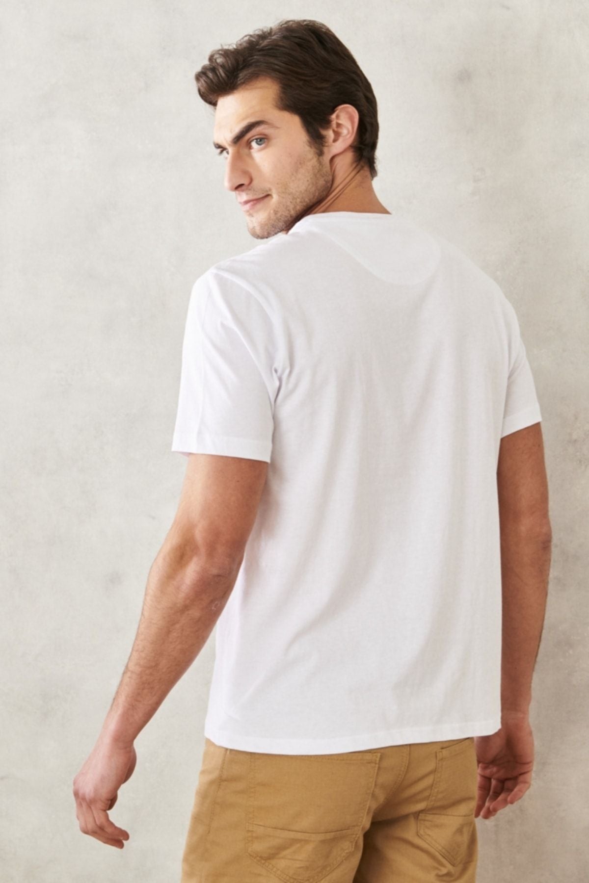 Men's white slim fit narrow cut 100 %cotton bike collar printed T -shirt