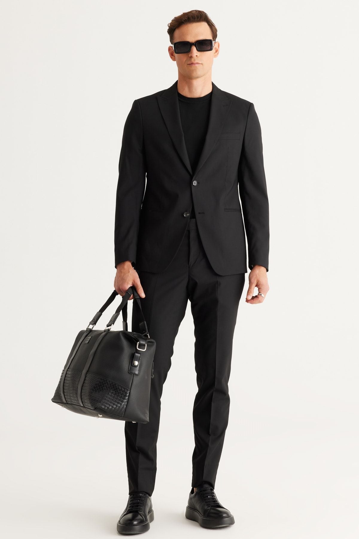 Men's Black Extra Slim Fit Narrow Cut Swallow Collar Wool Water and Nano Suit that does not hold stain