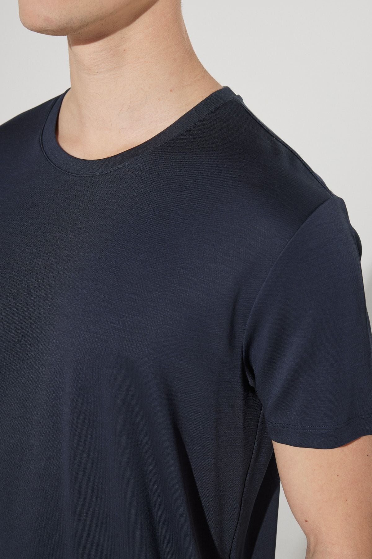 Men's navy blue slim fit narrow cut bicycle collar t -shirt