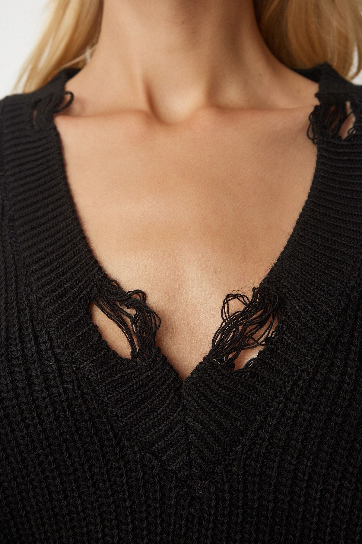Female black tear detailed V -neck knitwear sweater PN00080