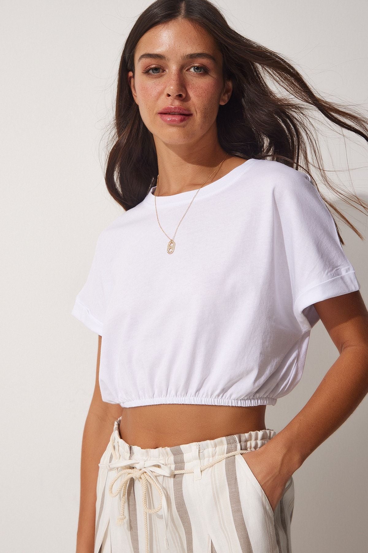 Woman White Waist Elastic Crop T-Shirt UB00083