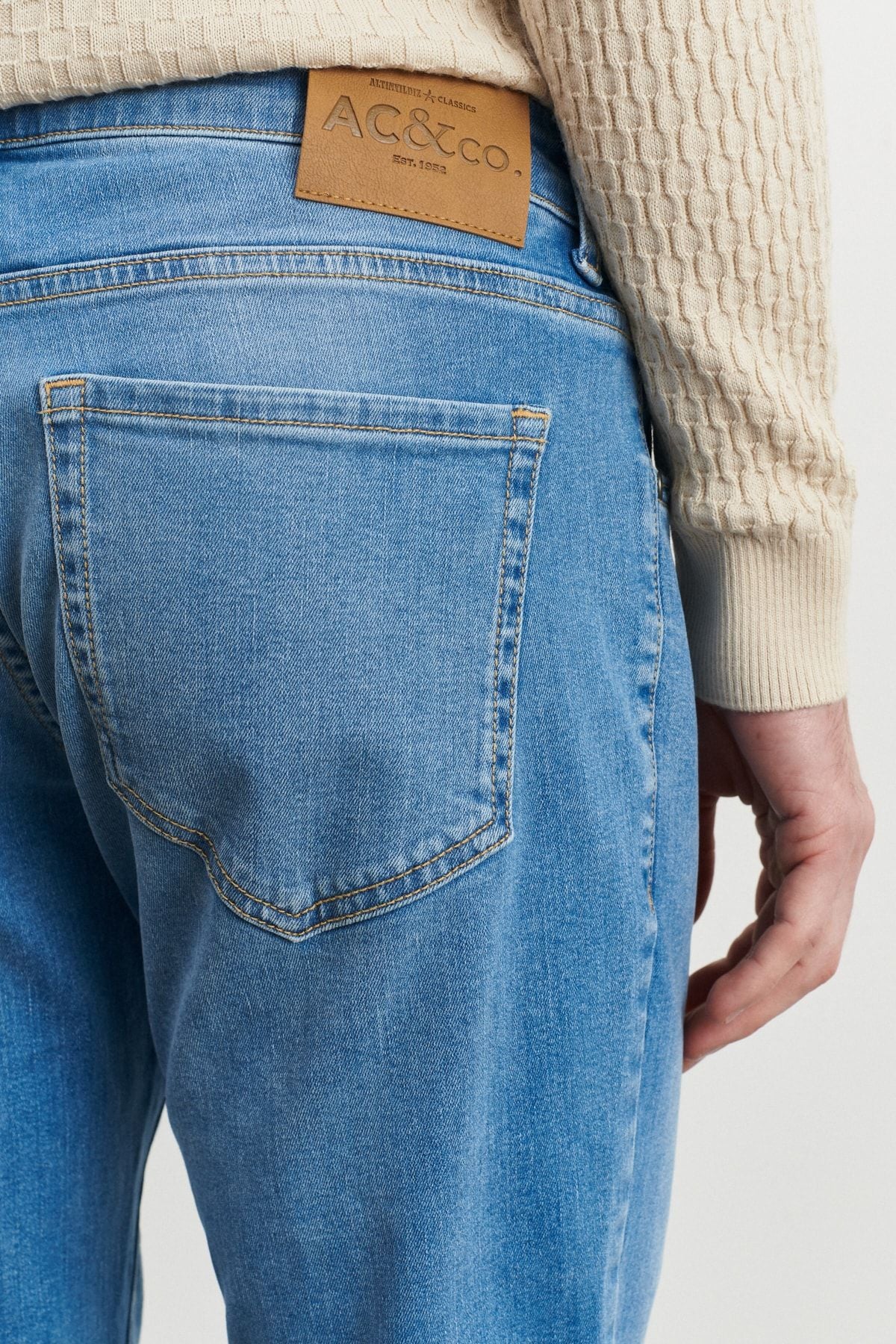 Normal waist narrow trotter slim fit narrow cut light blue flexible male pants 4a0123200014
