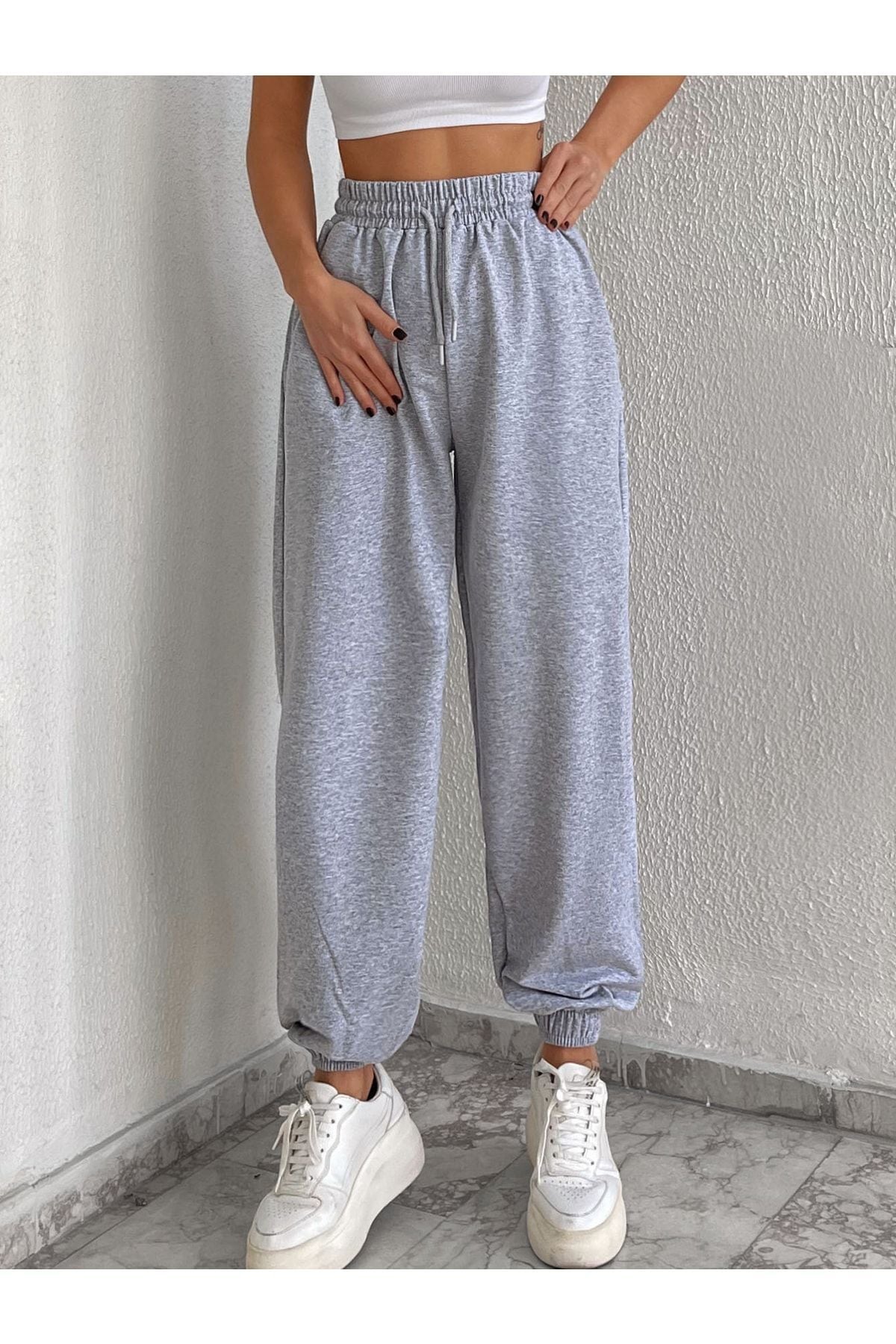 Women's Gray Pocket Sweatpants with Elastic Waist and Legs Arm-22Y024062
