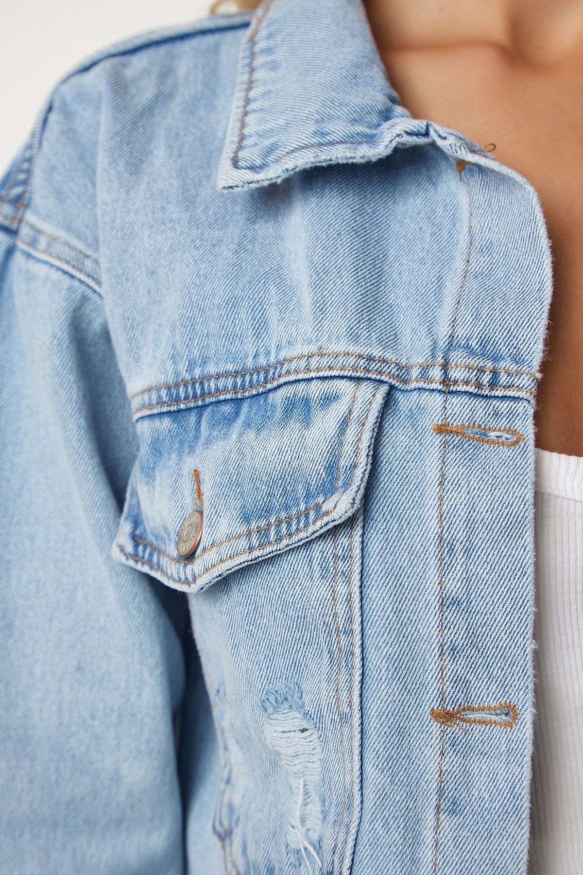 Kadın Açık Mavi Yırtık Detaylı Crop Denim Ceket rv00134
