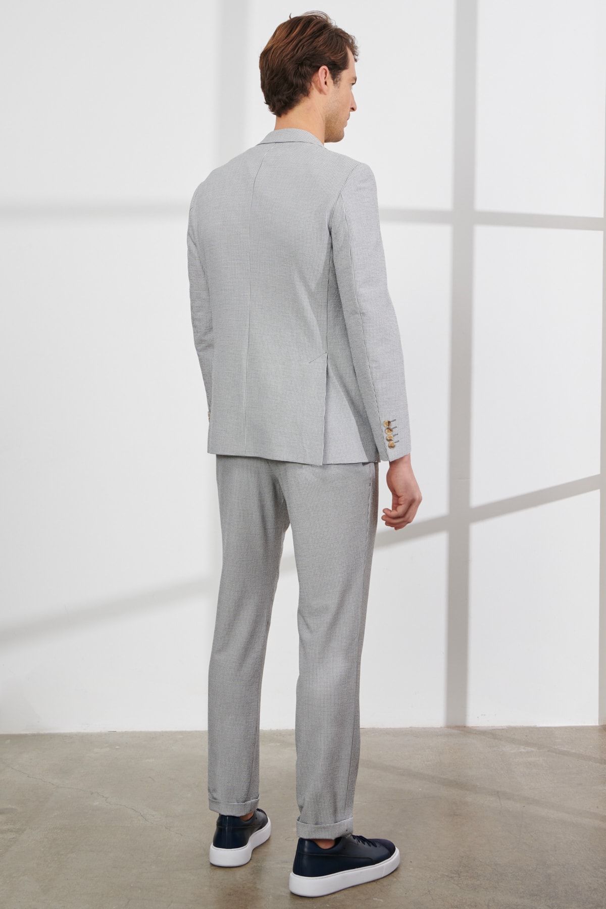 Men's gray slim fit narrow cutting mono collar wafer patterned suit suits