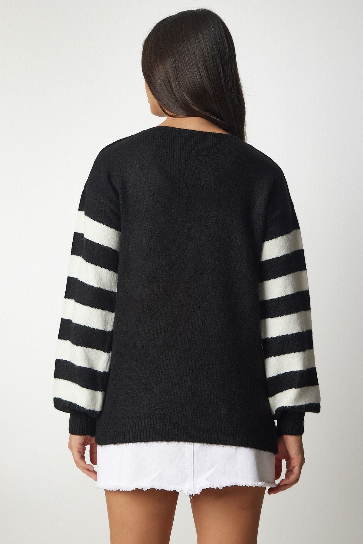 Women's black and white block colored V -neck knitwear sweater ki00092