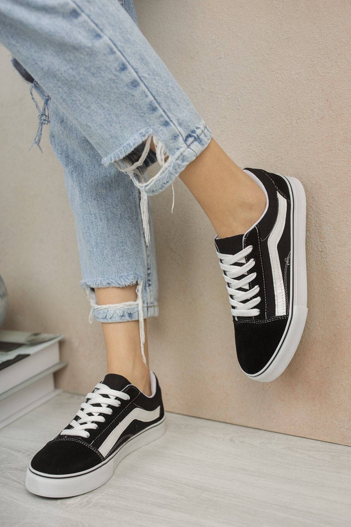 Unisex Black White Sneaker 0012151