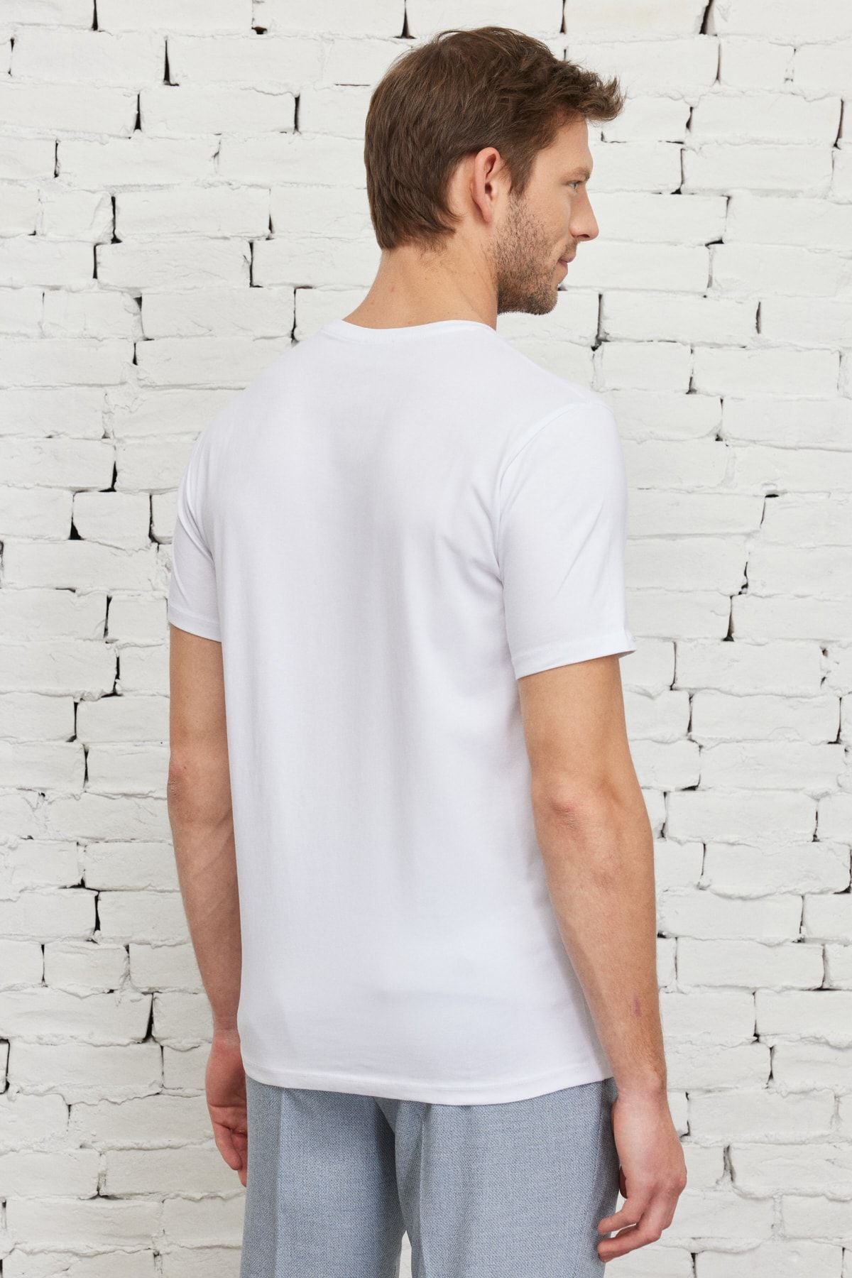 Men's white slim fit narrow cut bicycle collar printed T -shirt