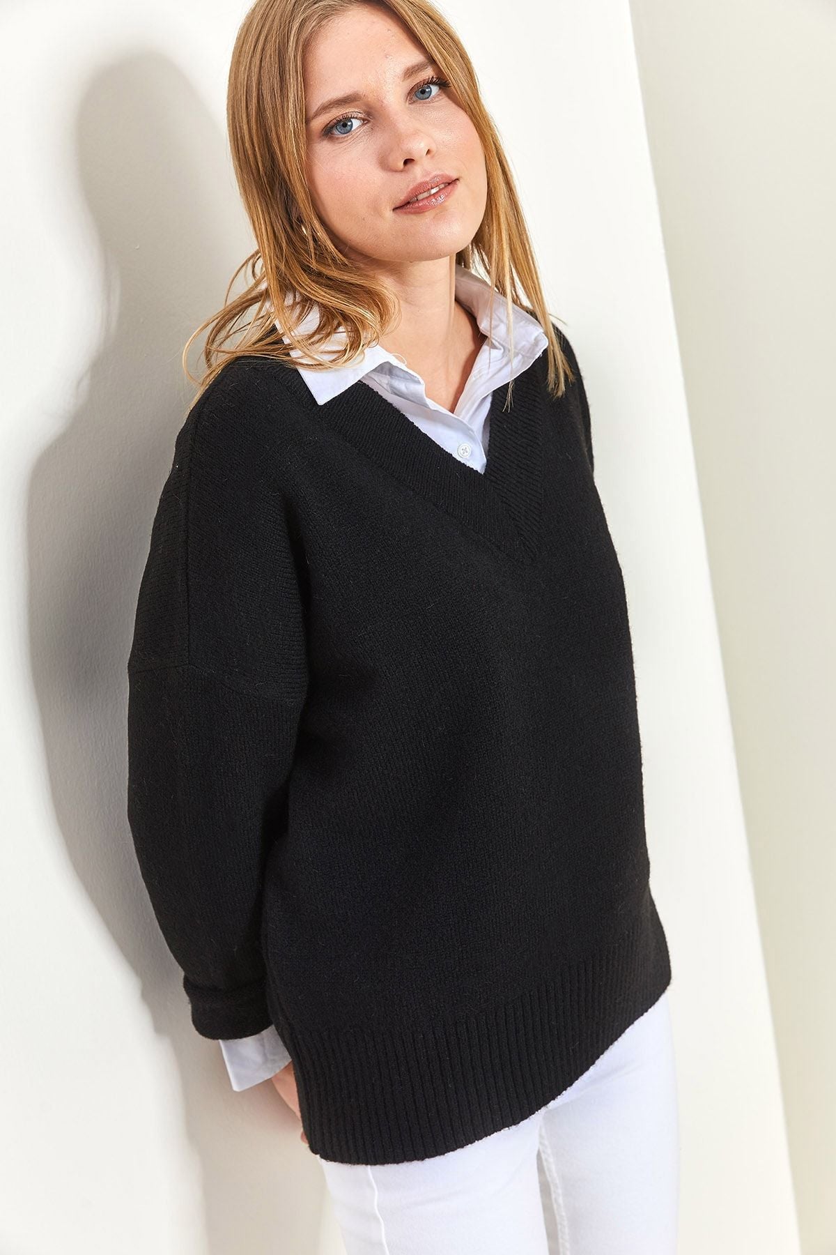 Woman V -Neck Knitwear Cossack
