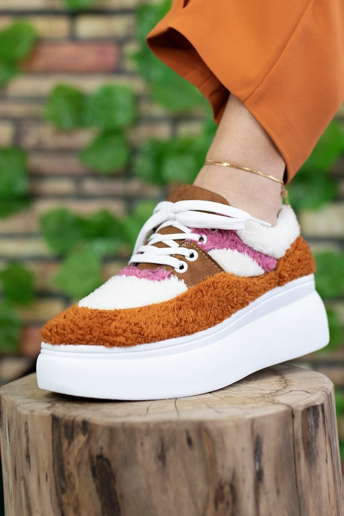 Woman Brown Hair Sneaker 0012106