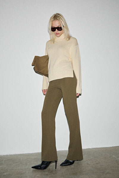 NIRISELLE Women's Stretchy Fabric, Fitted Regular Khaki Trousers with Elastic Waist